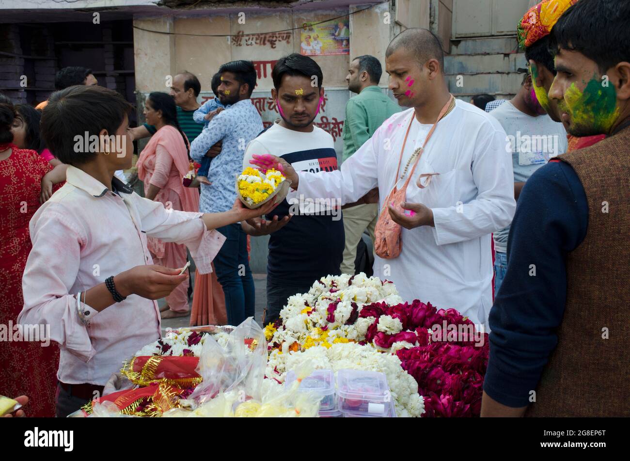 Los devotos están comprando flores en el templo de Radha Krishna en Mathura, India. Foto de stock