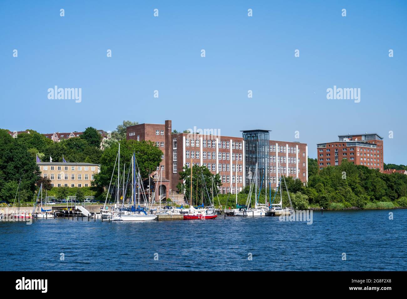 Kiel Hafenimpresionen - Das Gebäude einer Rehaklinik am Ufer der Schwentine kurz vor der Mündung des Flusses in die Kieler Förde Foto de stock