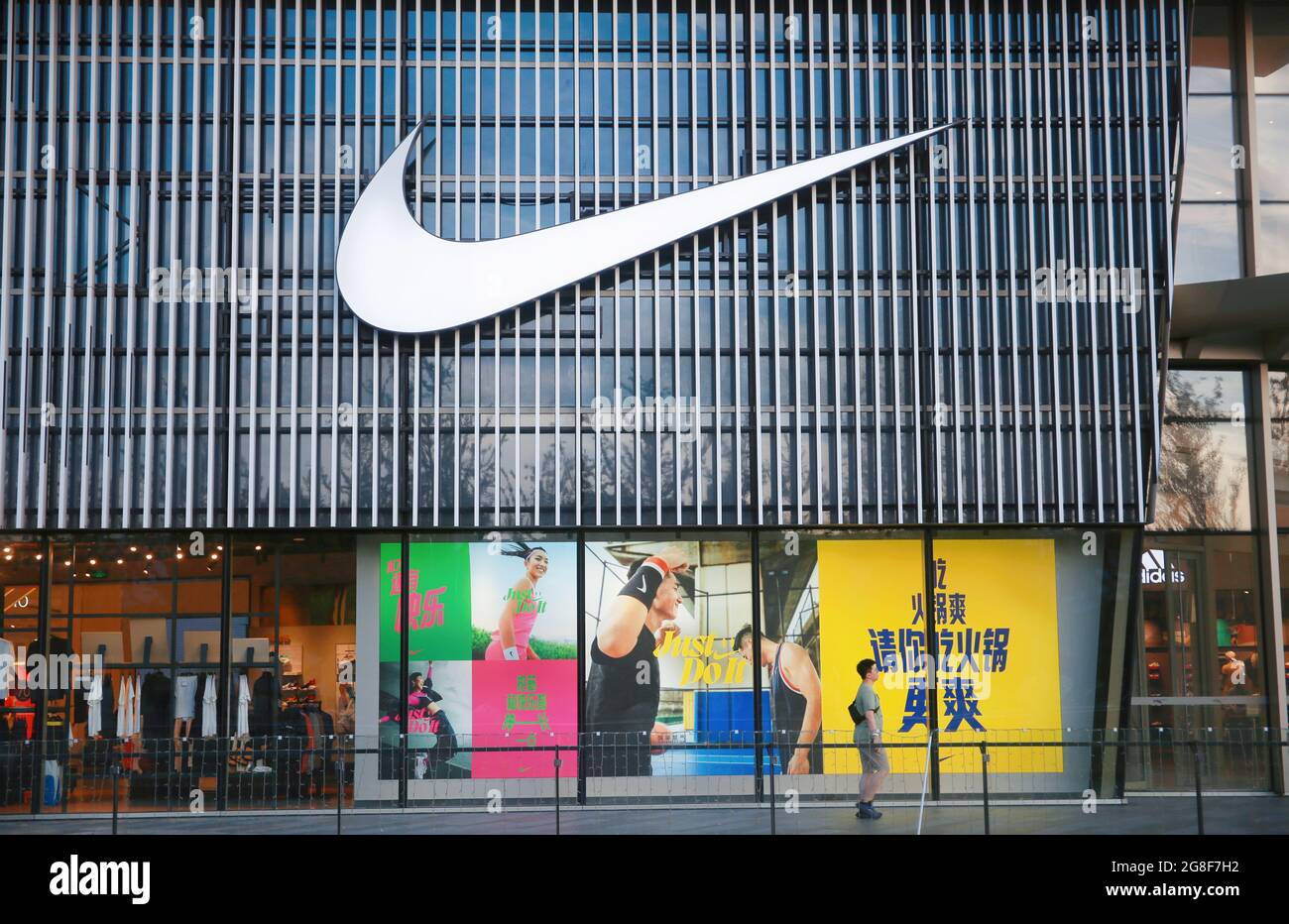 SHANGHAI, CHINA - 17 DE JULIO de 2021 - Una tienda Nike en Shanghai, China,  17 de julio de 2021. (Foto de Xing Yun / Costfoto/Sipa USA Fotografía de  stock - Alamy