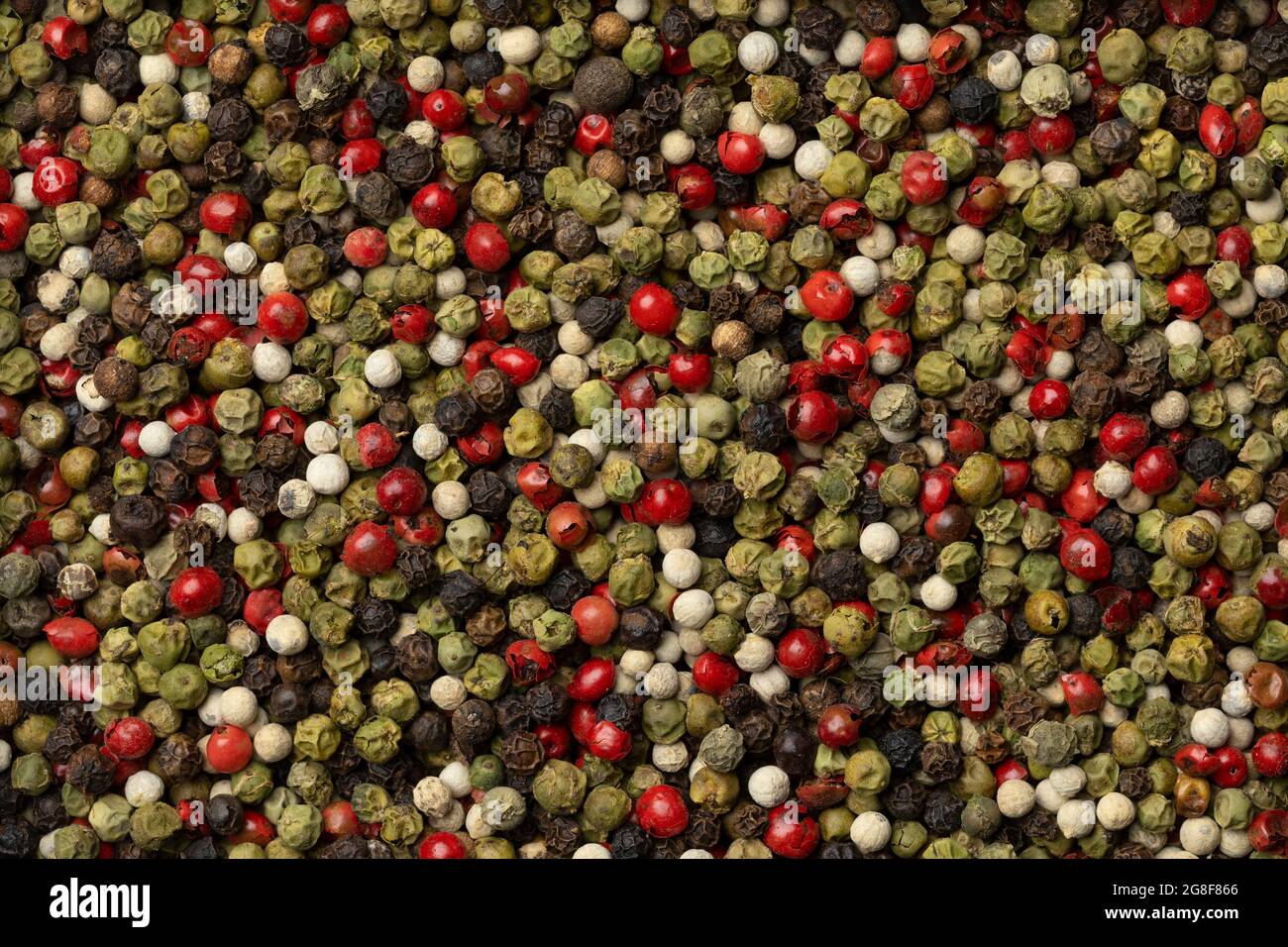 Mezcla de granos de pimienta de fotograma completo cerca como un fondo Foto de stock