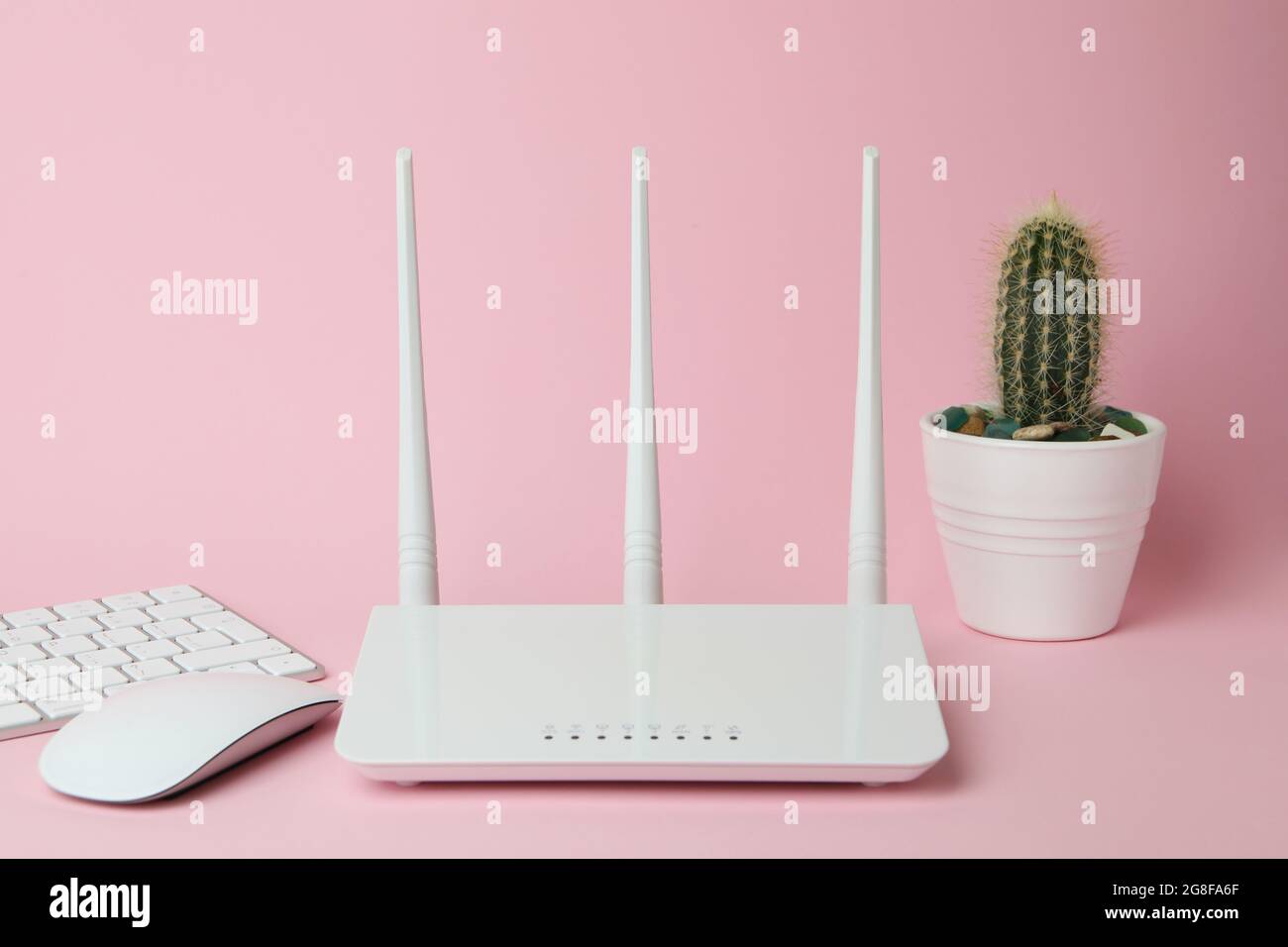 Lugar de trabajo con router Wi-fi sobre fondo rosa Fotografía de stock -  Alamy