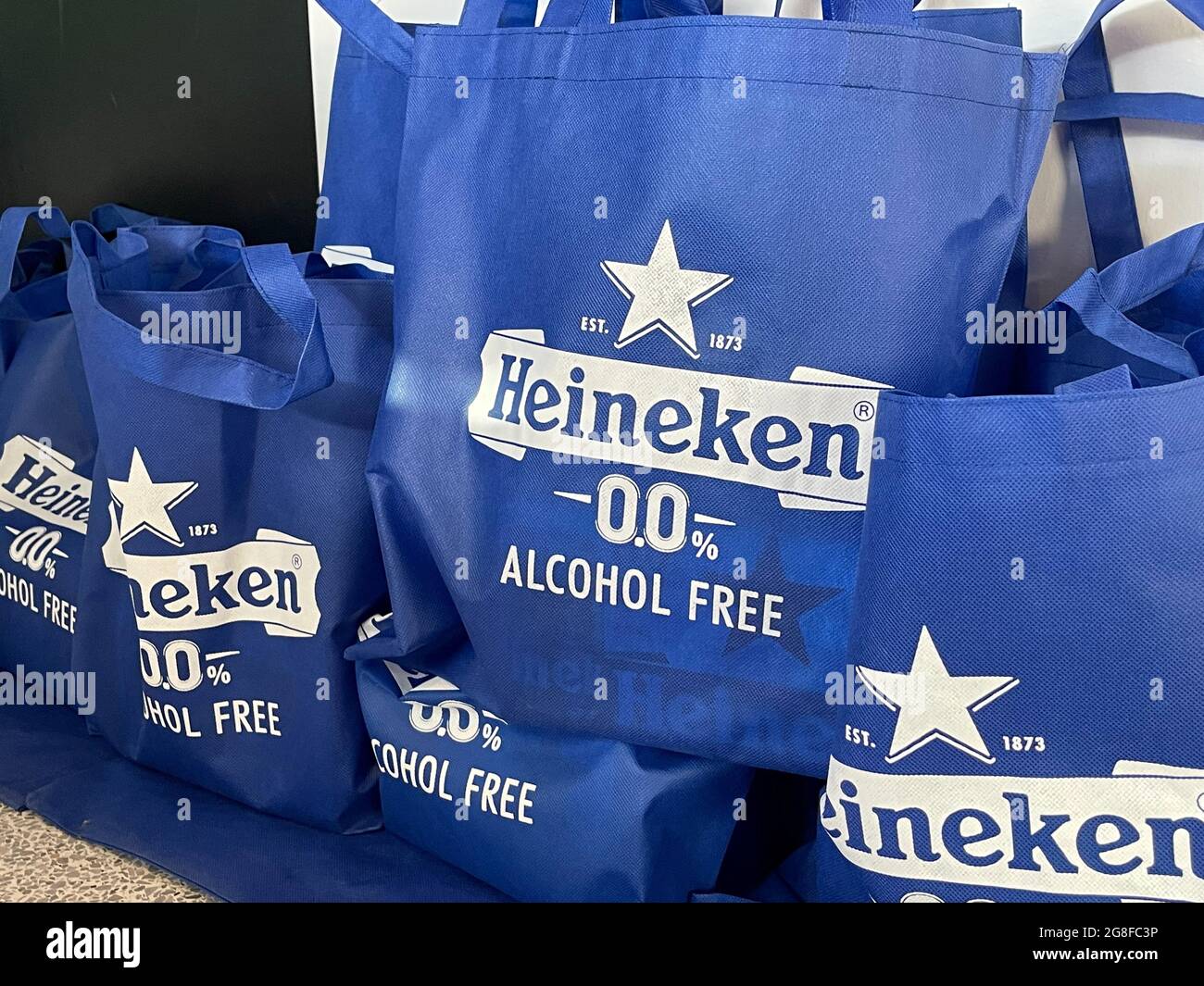 Las bolsas con latas de cerveza Heineken sin alcohol se ven en exhibición  en un evento de muestreo en el muelle 17 en el distrito marítimo de la  ciudad de Nueva York,