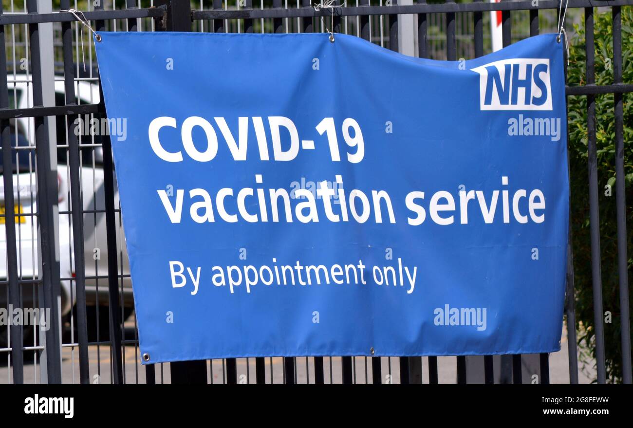 Banner en un Covid 19 o Covid-19 o en el Servicio de Vacunación de coronavirus NHS o en el sitio del servicio nacional de salud en Manchester, Reino Unido Foto de stock