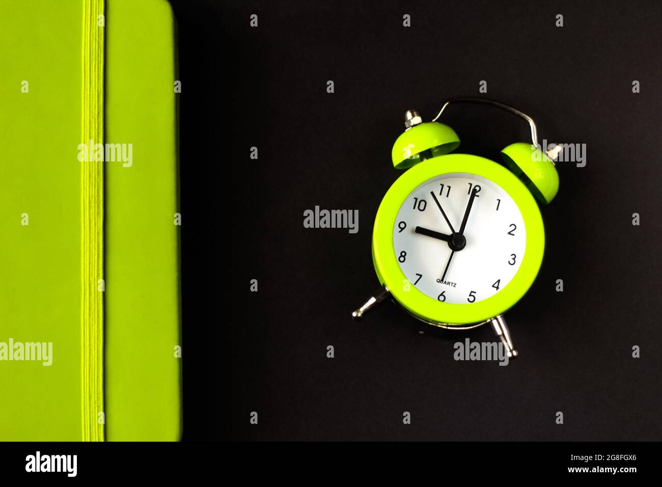 Los tiempos de natación, retro negro bell la hora del reloj a las 2 de la  mañana en la piscina de fondo desenfocado Fotografía de stock - Alamy
