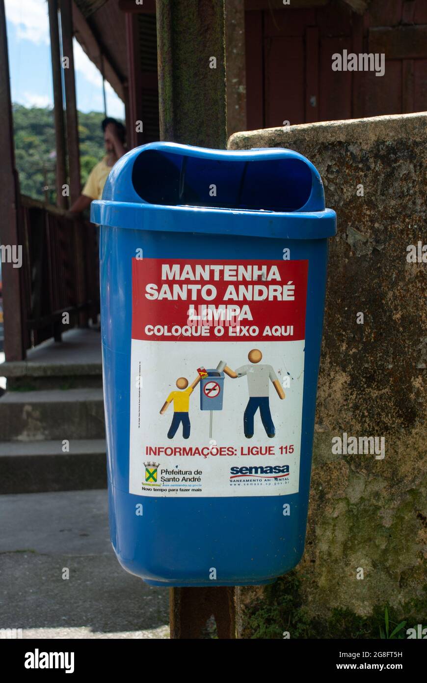 Recicle la papelera del Ayuntamiento de Santo André con texto en portugués  con palabras para mantener la ciudad limpia. Paranapiacaba, Brasil  Fotografía de stock - Alamy