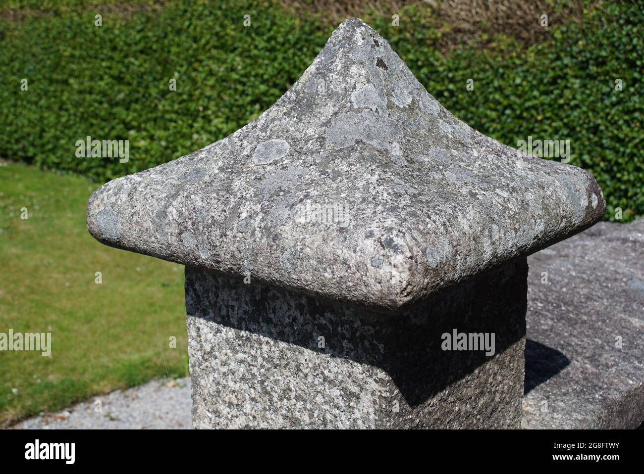 Poste de piedra de granito en forma de triángulo de la pirámide Foto de stock