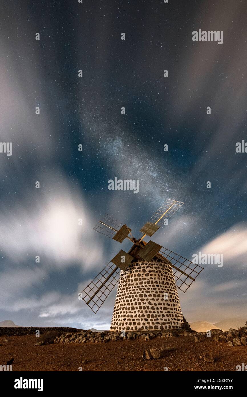 Imagen de larga exposición de nubes en el cielo nocturno sobre el antiguo molino de viento, La Oliva, Fuerteventura, Islas Canarias, España, Atlántico, Europa Foto de stock