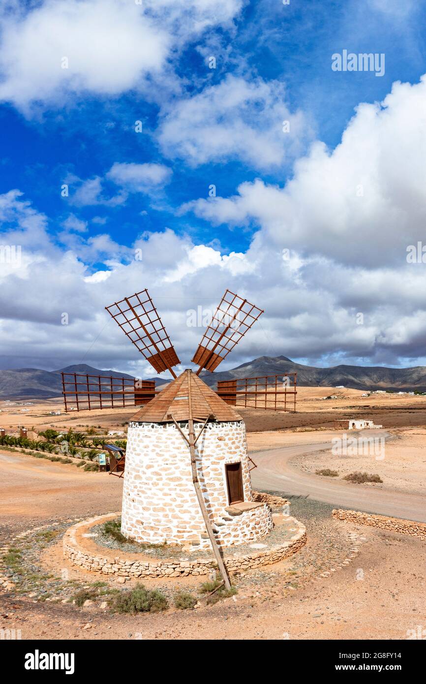 Vista de alto ángulo del antiguo molino de viento tradicional durante un día soleado, Tefia, Fuerteventura, Islas Canarias, España, Atlántico, Europa Foto de stock