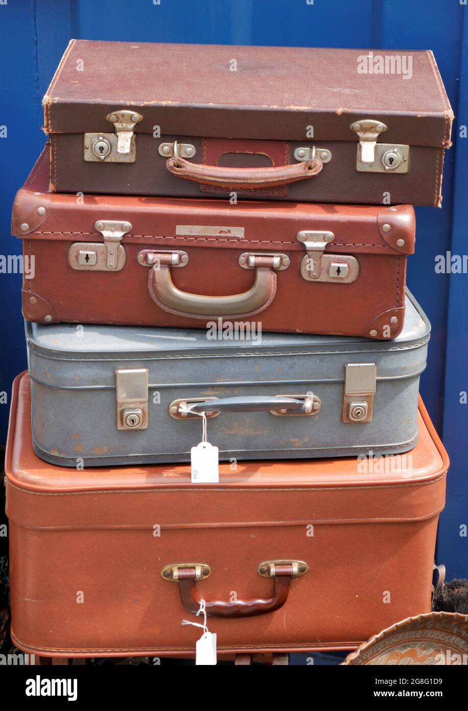 Montón de maletas antiguas a la venta en la Feria de Antigüedades de  Chiswick Fotografía de stock - Alamy