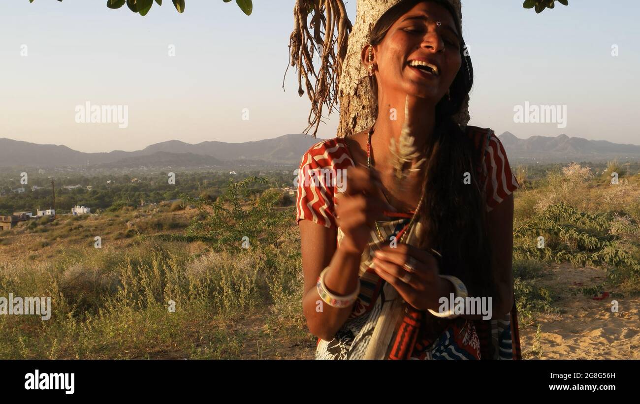 Primer plano de una mujer del sur de Asia que lleva ropa tradicional india  y se ríe en un cálido día soleado Fotografía de stock - Alamy
