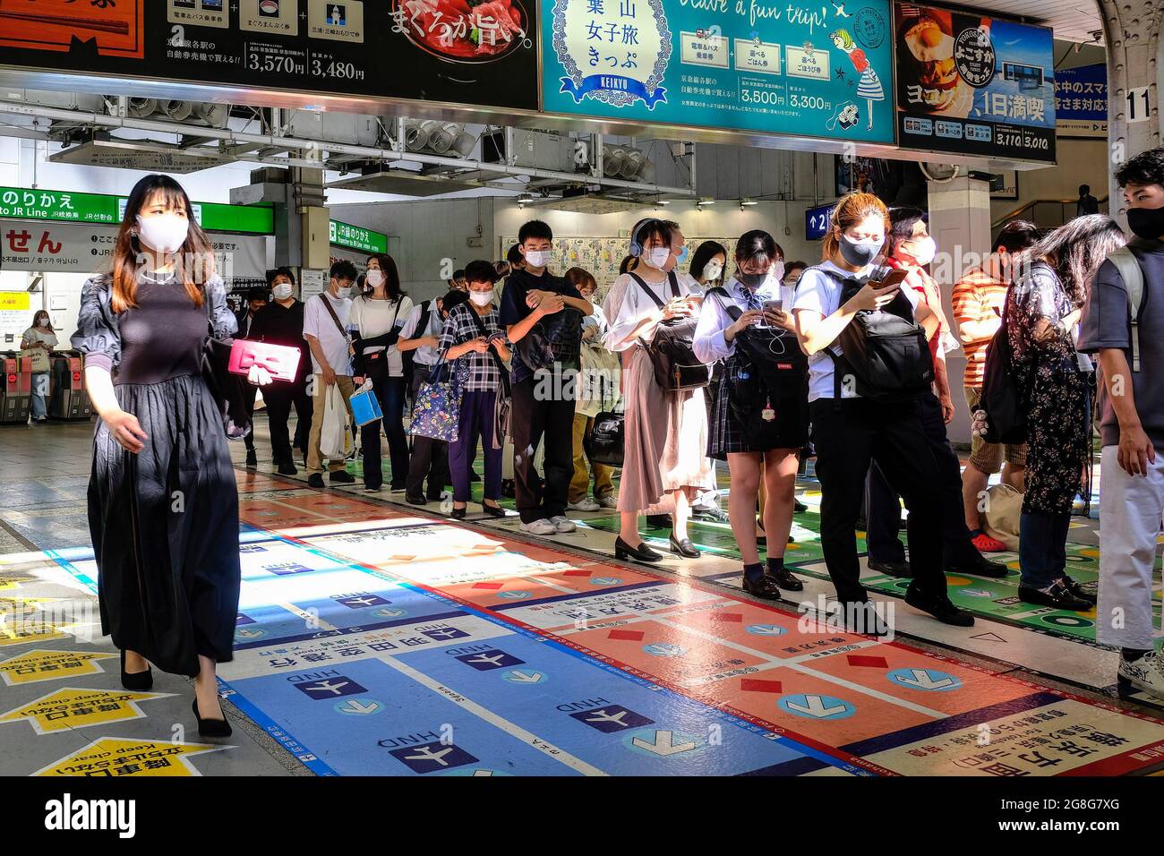 Tokio, Japón. 16th de julio de 2021. Los pasajeros que llevan máscaras faciales como medida preventiva contra la propagación del covid-19 vieron esperar un tren de la línea Yamanote en Shibuya Station.Organizers de los Juegos Olímpicos y Paralímpicos de Tokio dijeron el martes que un atleta extranjero en la aldea de los atletas y otras ocho personas relacionadas con los juegos han dado resultados positivos para el coronavirus. (Imagen de crédito: © James Matsumoto/SOPA Images via ZUMA Press Wire) Foto de stock