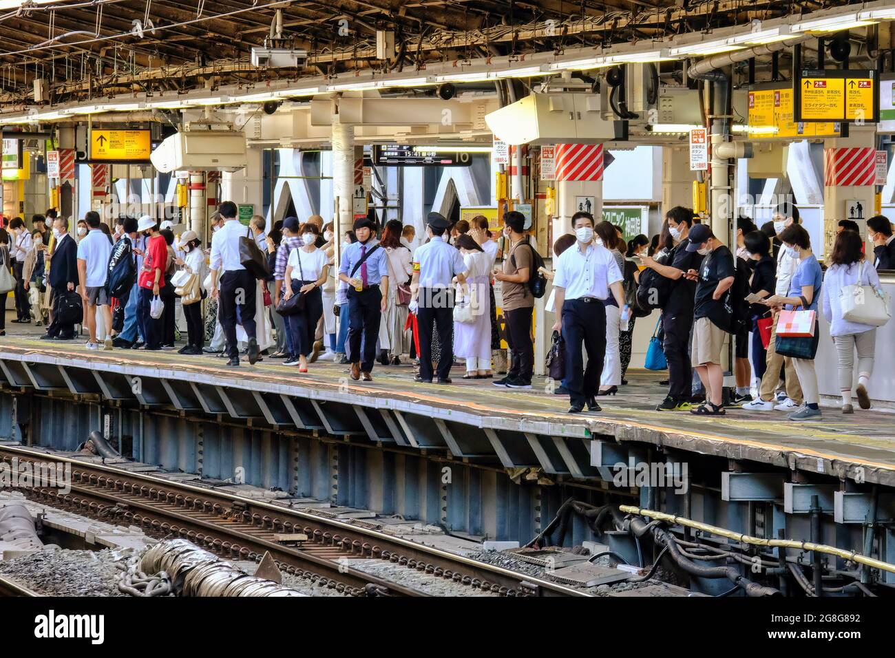 Tokio, Japón. 16th de julio de 2021. Los pasajeros que llevan máscaras faciales como medida preventiva contra la propagación del covid-19 vieron esperar un tren de la línea Yamanote en Shibuya Station.Organizers de los Juegos Olímpicos y Paralímpicos de Tokio dijeron el martes que un atleta extranjero en la aldea de los atletas y otras ocho personas relacionadas con los juegos han dado resultados positivos para el coronavirus. (Imagen de crédito: © James Matsumoto/SOPA Images via ZUMA Press Wire) Foto de stock