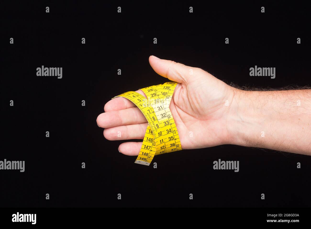 Cinta métrica de sastre y fabricante, flexible, amarilla, para medir partes  del cuerpo humano para crear trajes y vestidos Fotografía de stock - Alamy