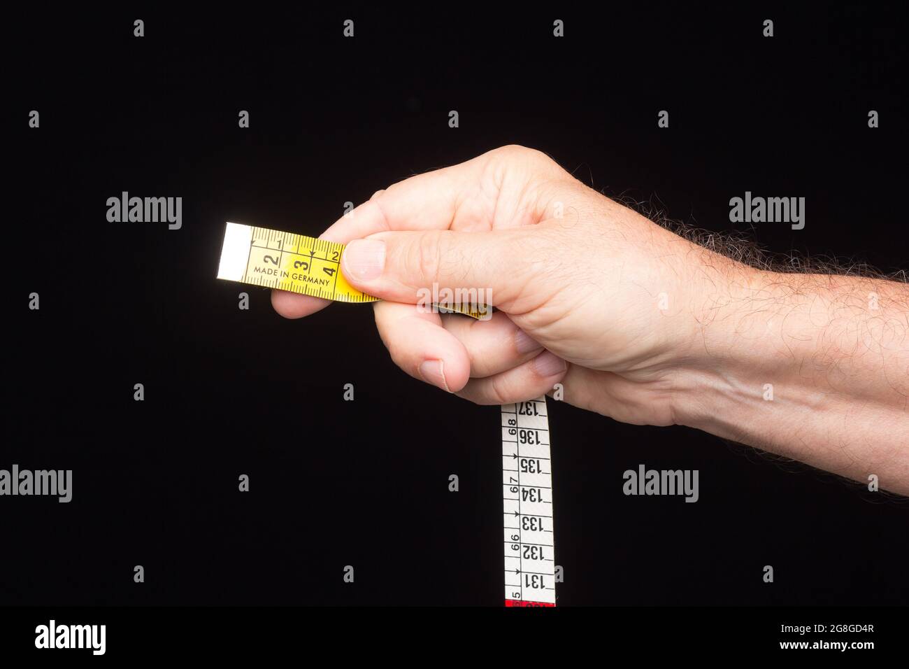 Cinta métrica de sastre y fabricante, flexible, amarilla, para medir partes  del cuerpo humano para crear trajes y vestidos Fotografía de stock - Alamy