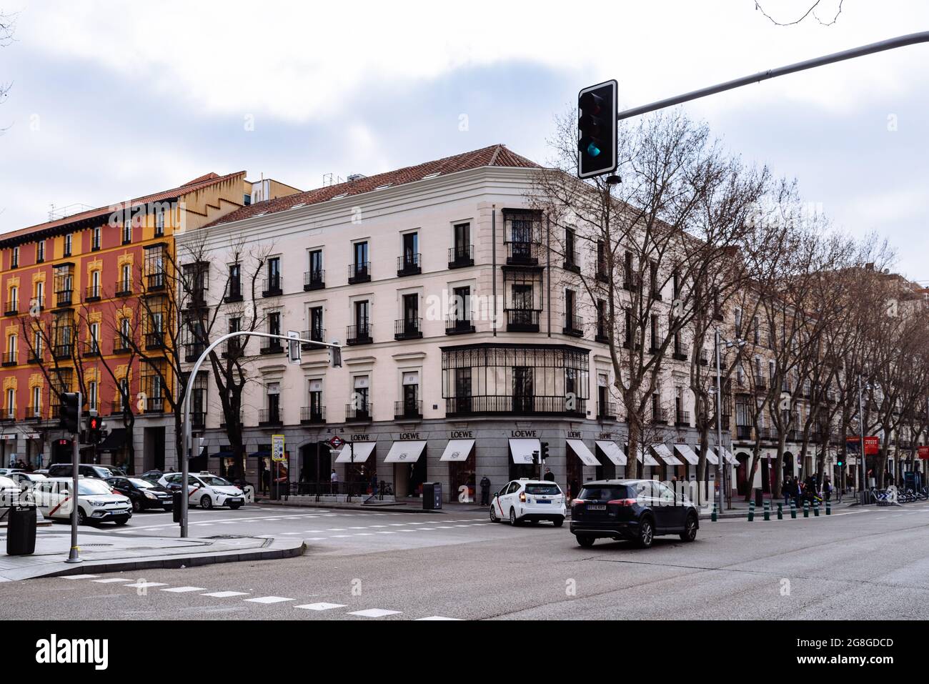 Madrid, España - 7 de marzo de 2021: Calle Serrano en el barrio de Salamanca Un día nublado. Tienda de moda Loewe. Salamanca es bien conocida por ser uno nosotros Fotografía