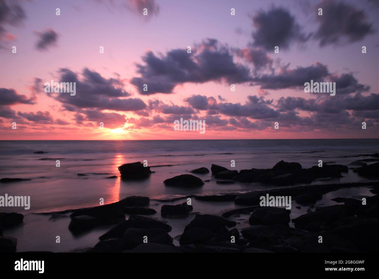 Una puesta de sol violeta sobre el Mar Mediterráneo Foto de stock