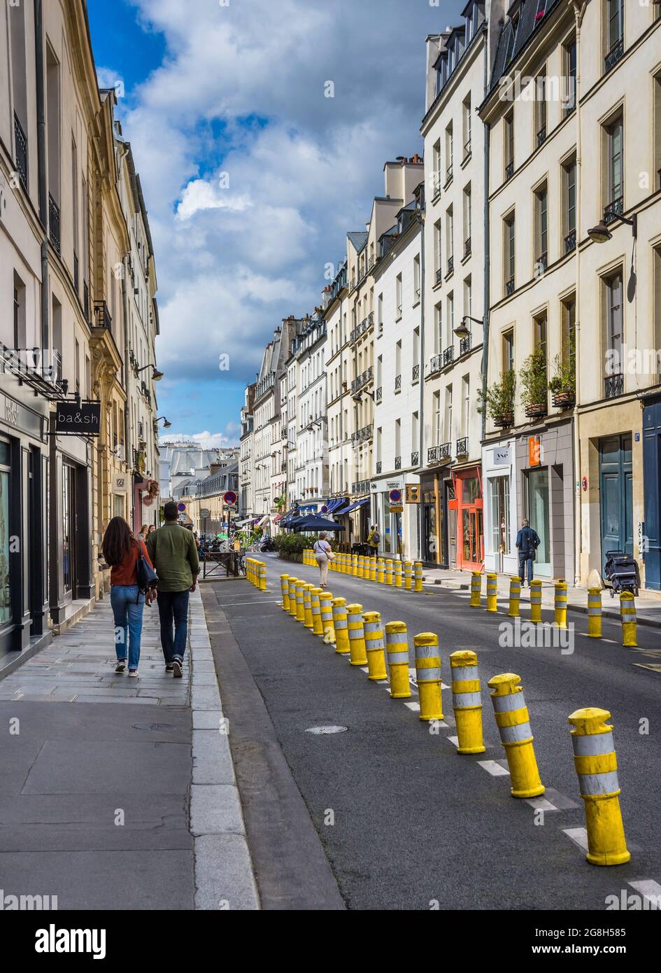 Bolardos a lo largo de la calle parisina para restringir el tráfico y el estacionamiento - París, Francia. Foto de stock