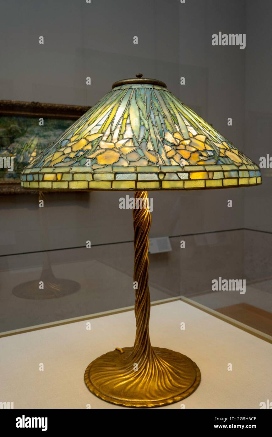 File:Louis comfort tiffany, lampada da tavolo pomb lily, 1900-10