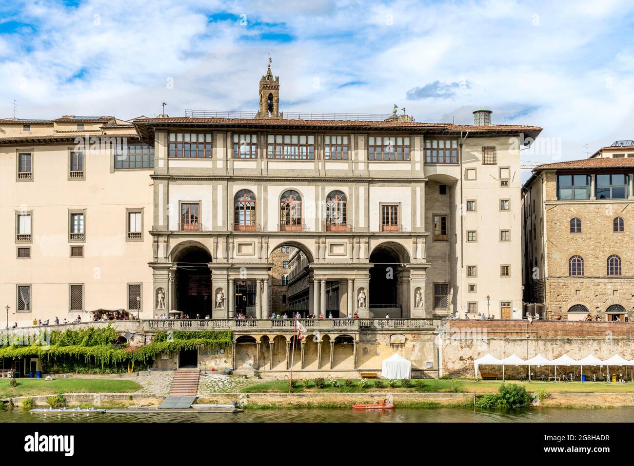 El Loggiato de los Uffizi, un patio entre las galerías de la Galería Uffizi, con nichos y estatuas, frente al río Arno, Florencia, Italia Foto de stock