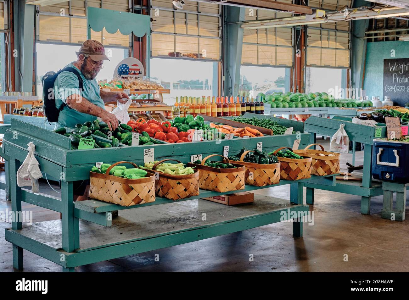 Hombre mayor o mayor de que compra frutas frescas, verduras y productos a la venta un mercado agrícola local, en Montgomery, Alabama, Estados Unidos Fotografía stock - Alamy