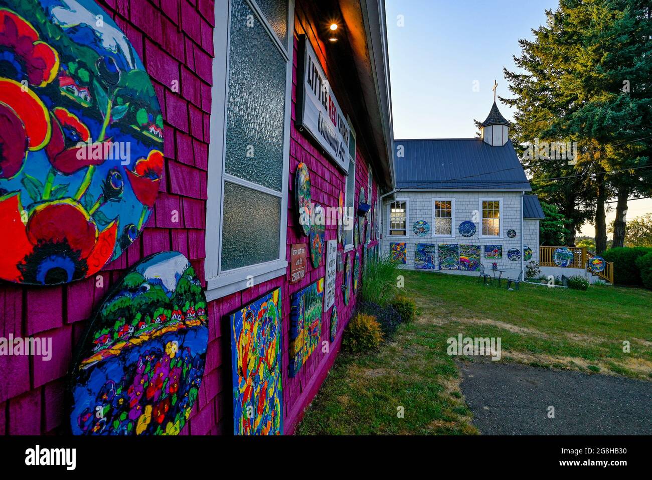 Arte del artista Brian Scott, la Iglesia Little Red, Community Hall, Comax, British Columbia, Canadá Foto de stock