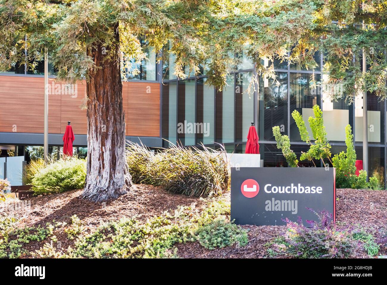 Sep 24, 2020 Santa Clara / CA / USA - Sede central de Couchbase en Silicon Valley; Couchbase Inc ofrece base de datos en nube para aplicaciones empresariales Foto de stock