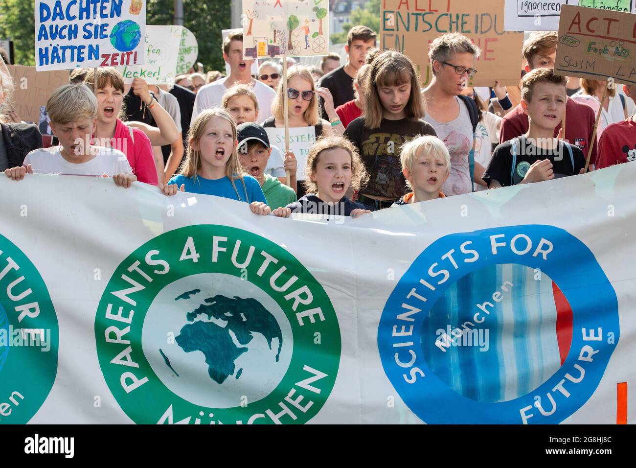 Munich, Alemania. 21st de julio de 2019. Niños gritando eslóganes. El 21 de julio más de diez mil personas se manifestaron a favor de una mejor política climática y contra la crisis climática de Munich. (Foto de Alexander Pohl/Sipa USA) Crédito: SIPA USA/Alamy Live News Foto de stock