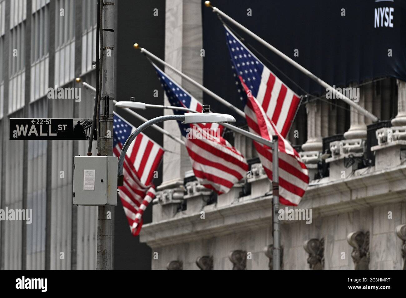 Nueva York, Estados Unidos. 20th de julio de 2021. Se ve a la gente  caminando cerca de la Bolsa de Valores de Nueva York y Wall Street cuando  los índices del mercado