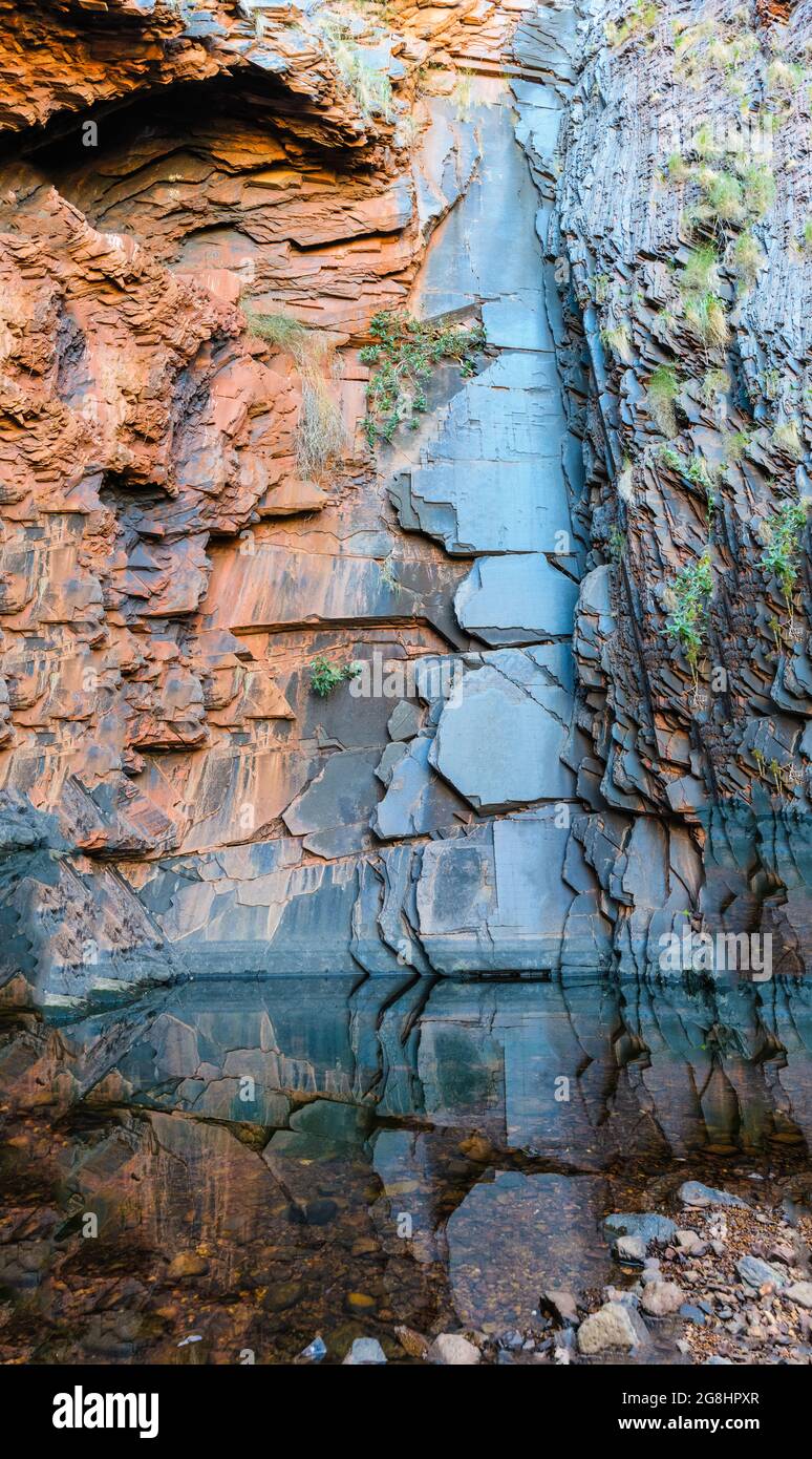 Una vista pintoresca de la piscina en la base de la pared de roca vertical seca pero impresionante de las cataratas Perentie en Cheela Station, Australia Occidental. Foto de stock