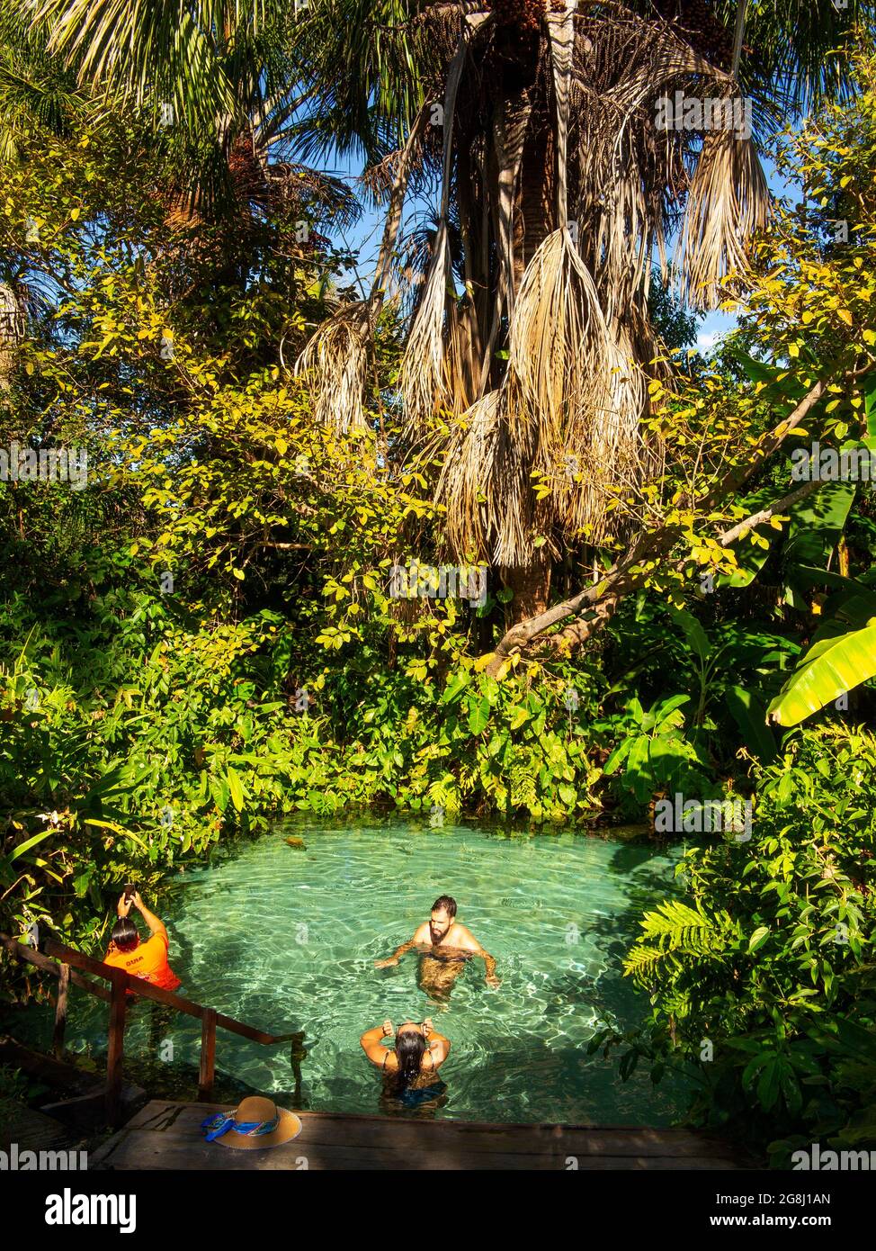 Los turistas disfrutan del Fervedouro del río Sono, una atracción popular en el Parque Estatal Jalapão, Tocantins, Brasil Foto de stock