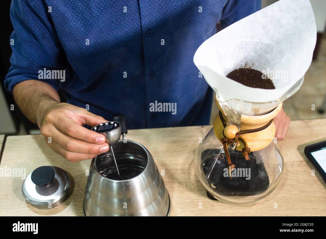Preparar café con vidrio chemex en la cafetería. La máquina de café Chemex  es un dispositivo para preparar el café como una bebida caliente de origen  alemán Fotografía de stock - Alamy