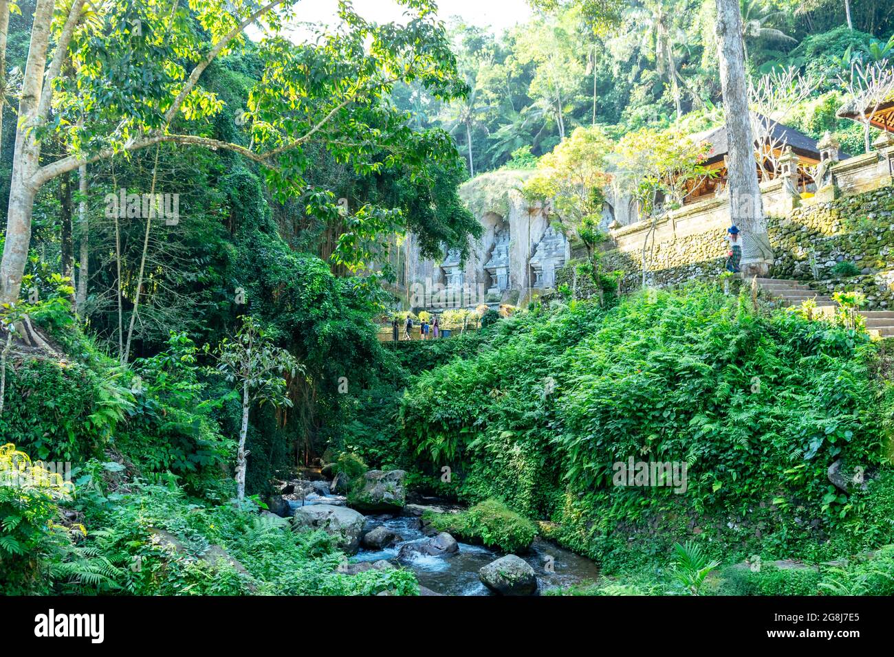 El templo de Tirta Empul en Bali, Indonesia. Tiene agua santa donde el pueblo hindú de Bali va para rituales de purificación. Foto de stock