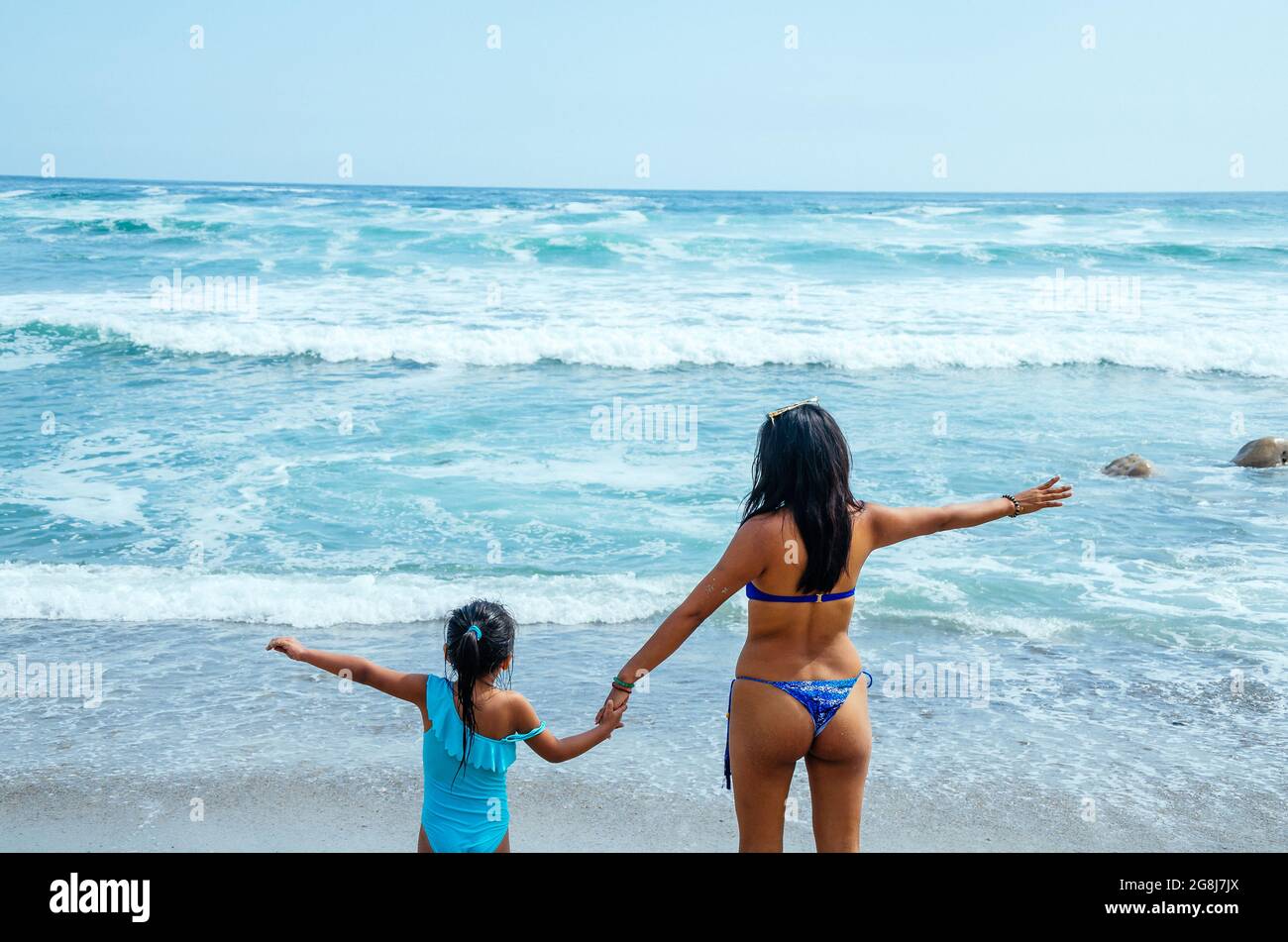 Mujeres en traje de baño en la playa fotografías e imágenes de alta  resolución - Alamy