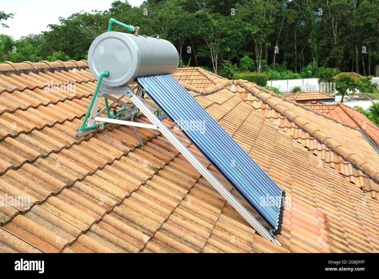 Sistema de calefacción de agua caliente ecológico en una casa en Phuket, Tailandia Foto de stock