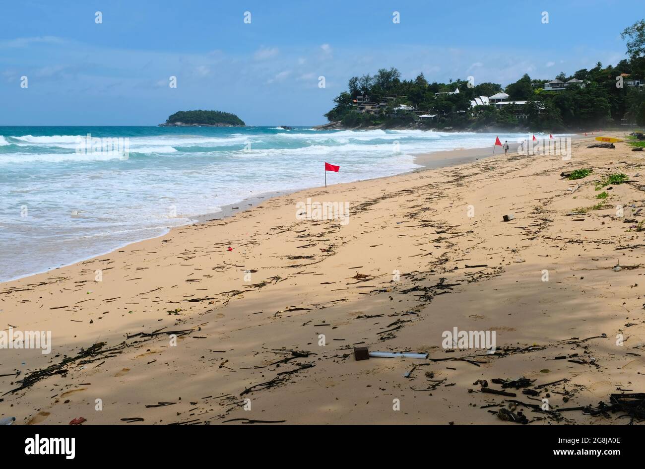 Banderas rojas volando en la playa Kata, Phuket Tailandia Foto de stock