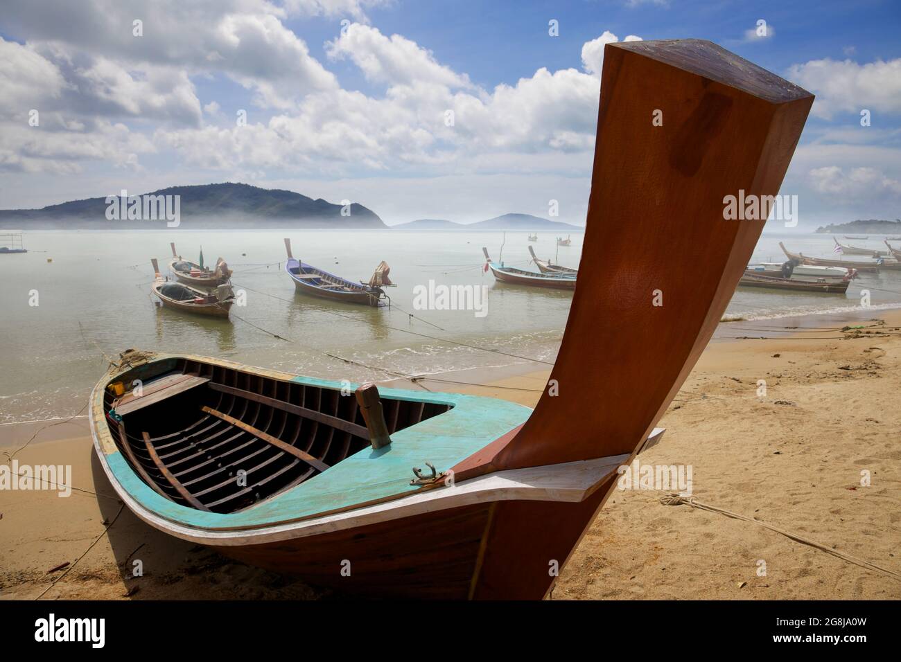 Long Tall barcos en Chalong Bay, Phuket, Tailandia Foto de stock