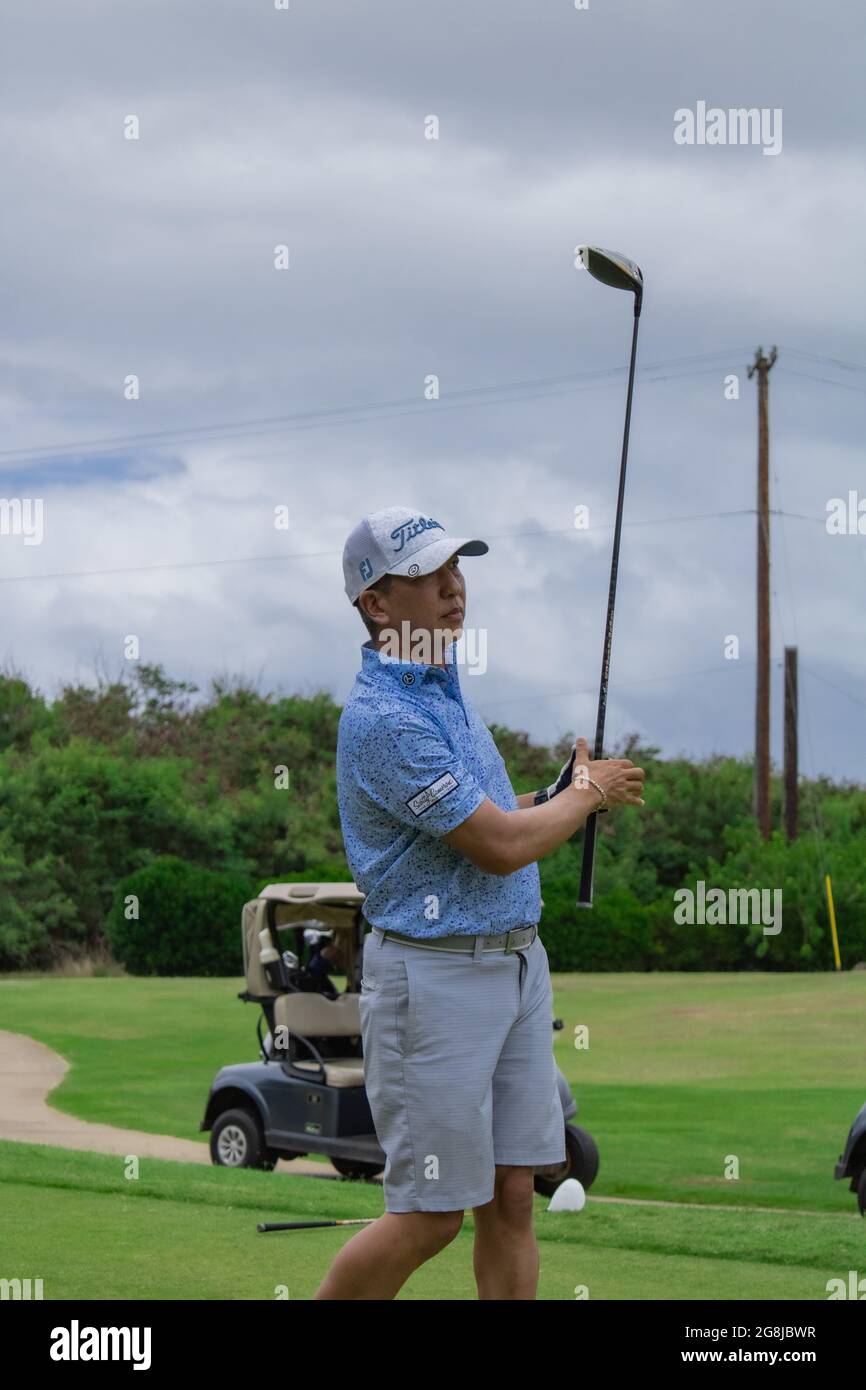 Captura de un jugador de golf en su swing Foto de stock