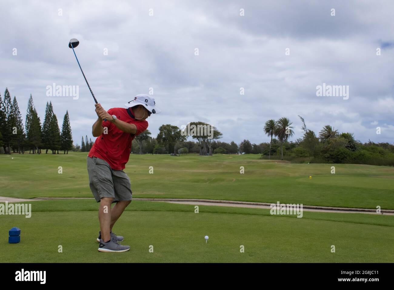 Captura de un jugador de golf en su swing Foto de stock
