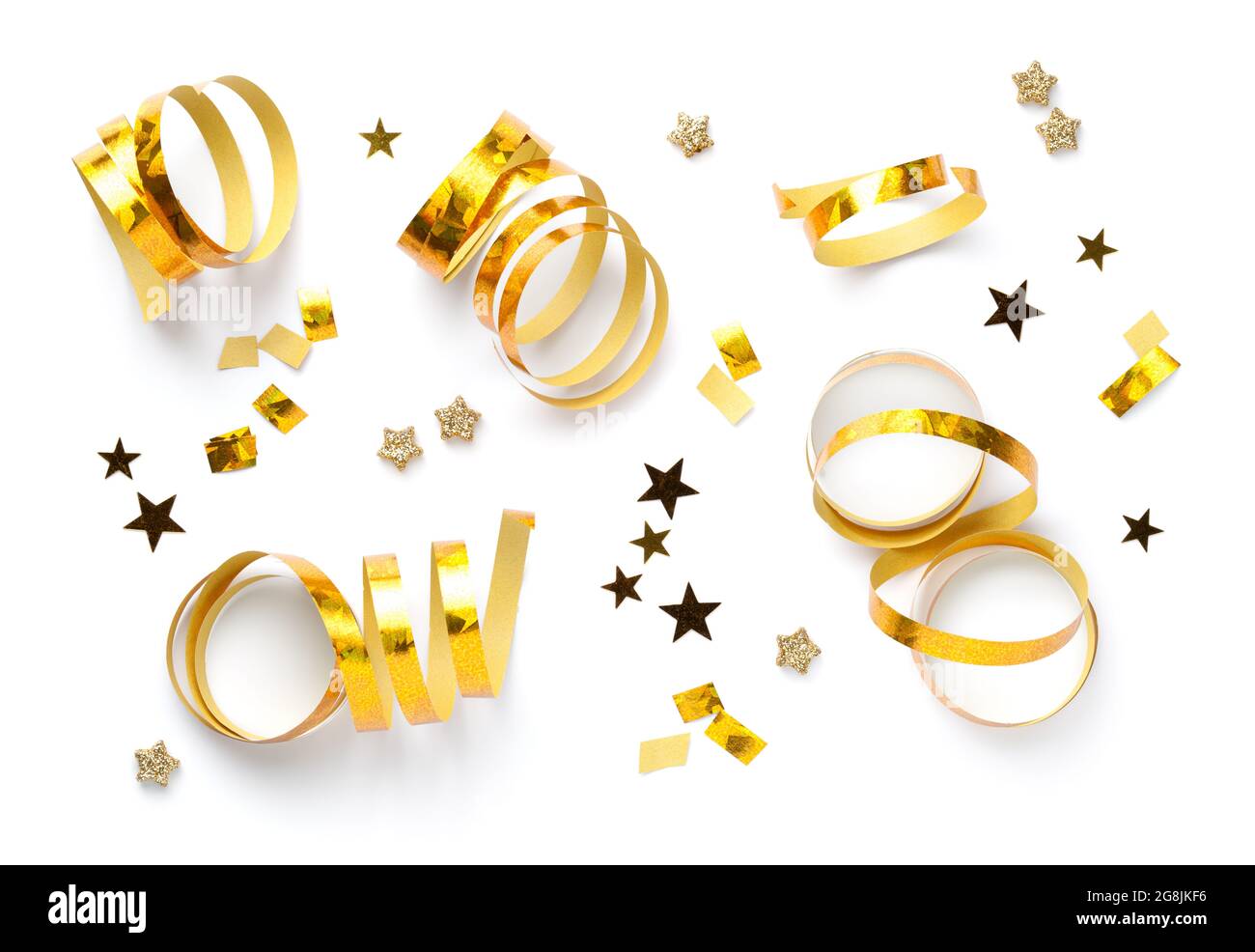 Serpentinas de oro rizado y estrellas doradas aisladas sobre fondo blanco.  Navidad, decoración de vacaciones. Vista superior Fotografía de stock -  Alamy