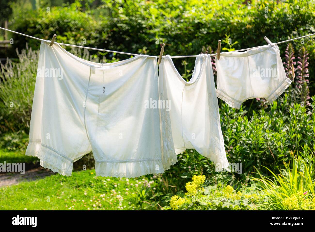 Ropa interior antigua para mujer colgada en una línea de lavado Fotografía  de stock - Alamy