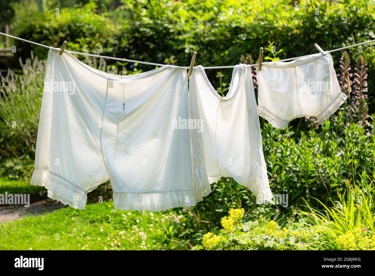 La ropa colgada en la línea de lavado a seco Fotografía de stock - Alamy