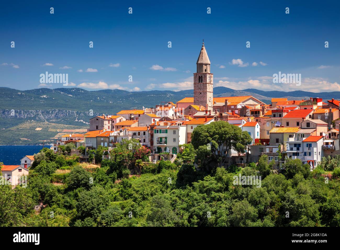 Vrbnik, Croacia. Imagen del paisaje urbano aéreo del emblemático pueblo de Vrbnik, Croacia, situado en la isla de Krk en un hermoso día de verano. Foto de stock