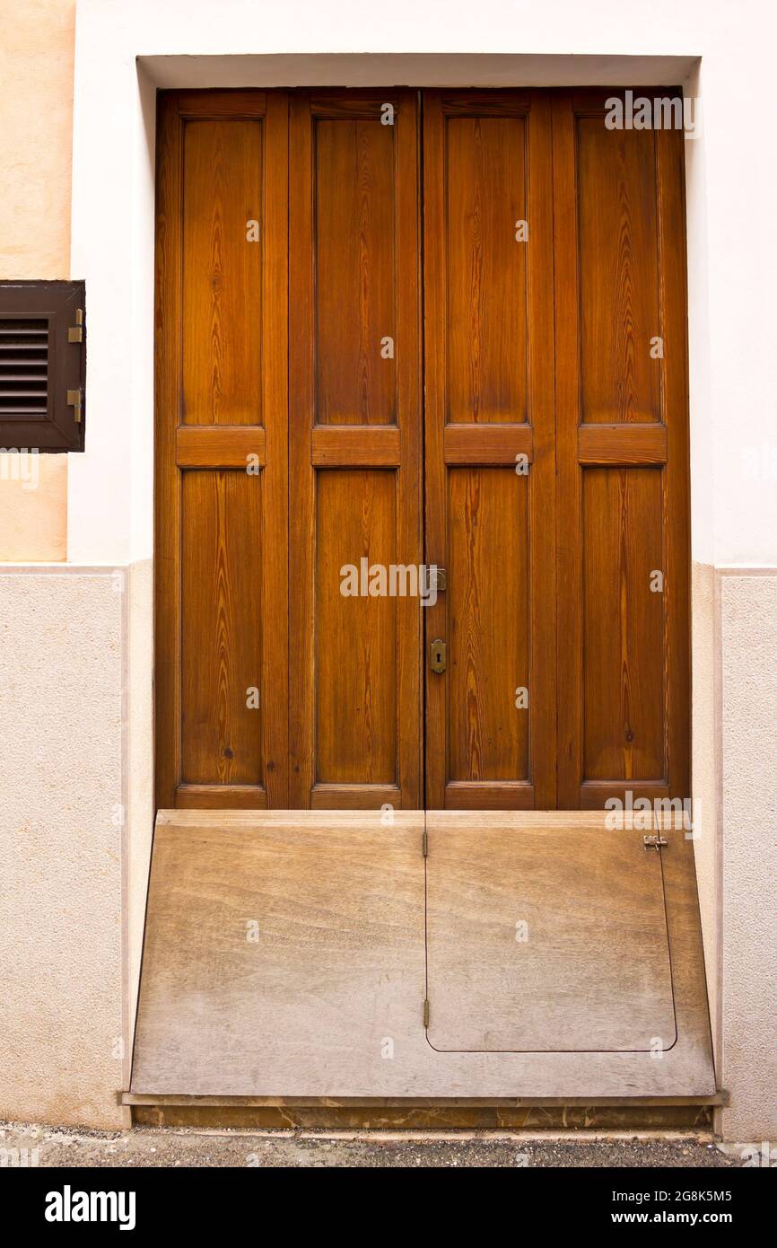 Entrada o puerta principal de una casa mallorquina privada con una cubierta  de madera adicional sobre el fondo para evitar la inundación de agua de  lluvia Fotografía de stock - Alamy
