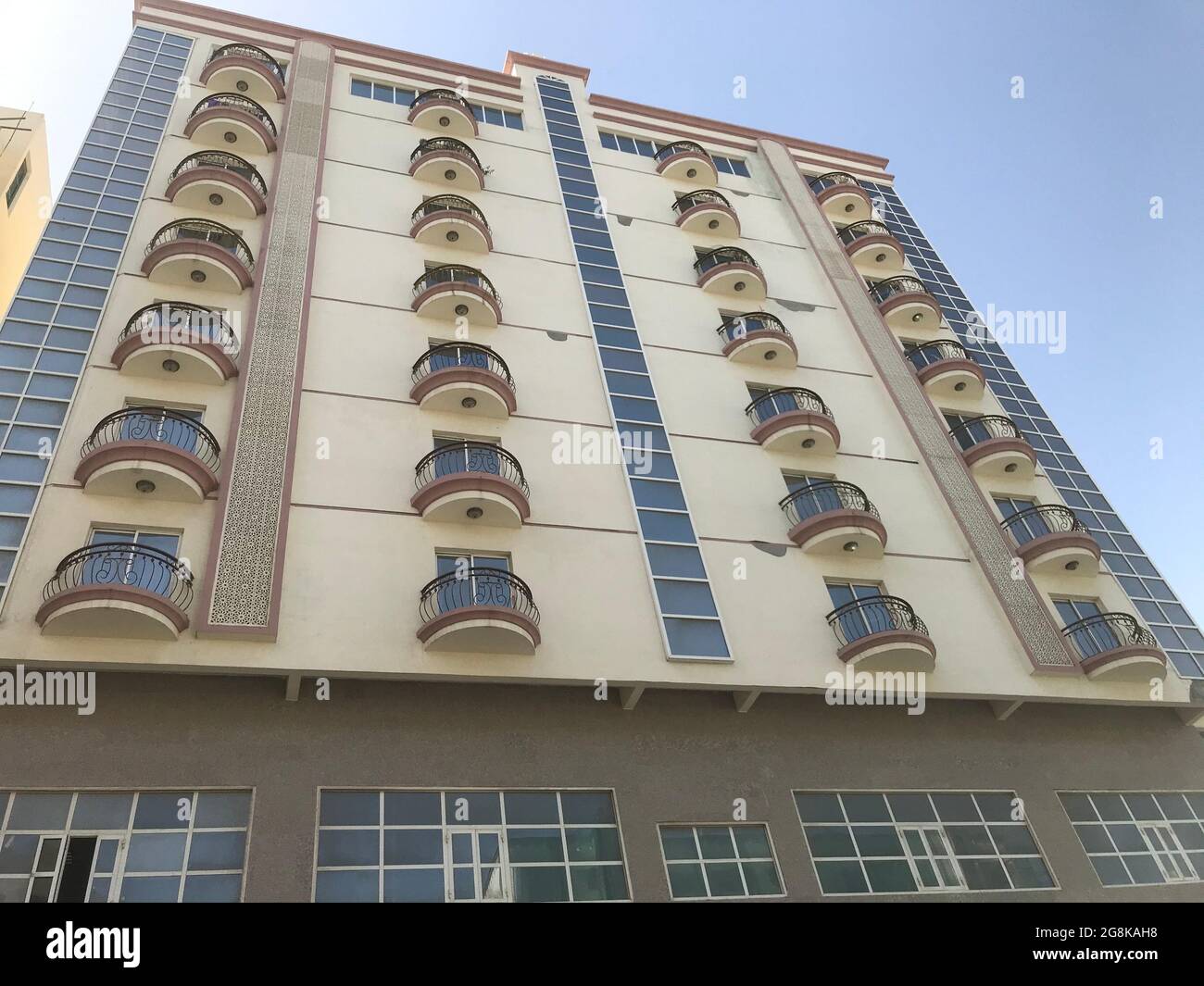 Diseño arquitectónico o elevación frontal del edificio alto con balcones proyectados y paneles de vidrio de aluminio Foto de stock