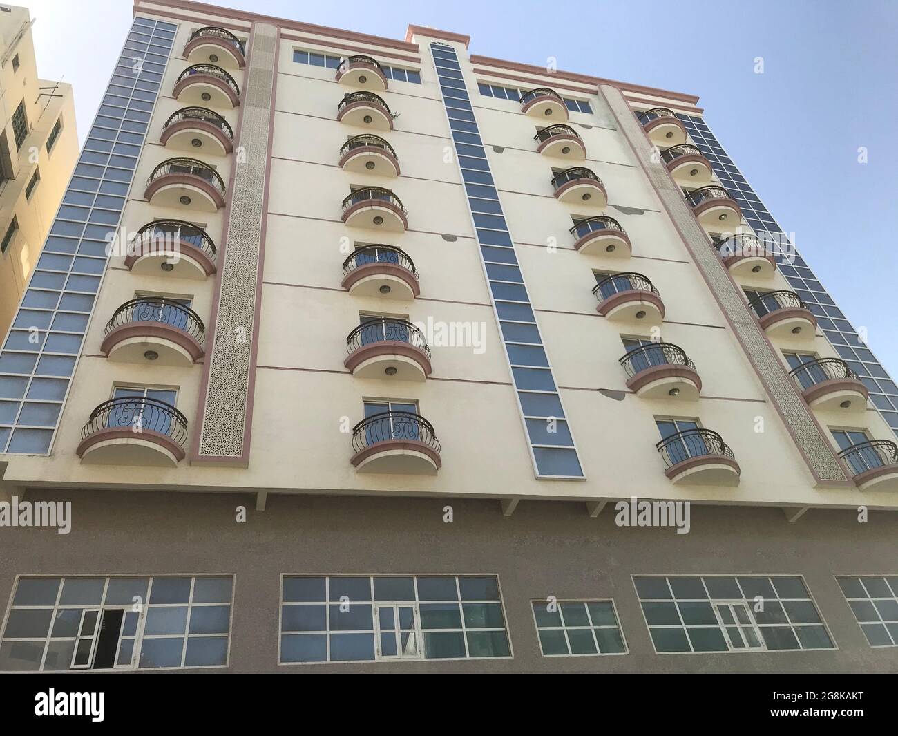 Diseño arquitectónico o elevación frontal del edificio alto con balcones proyectados y paneles de vidrio de aluminio Foto de stock
