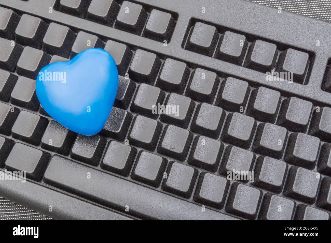 triángulo Seis Industrial Corazón azul + teclado Qwerty negro para el lunes azul, sentirse sombrío / desanimado, mala moral de oficina, ser arrojado en línea, bloqueo mental Covid blues Fotografía de stock - Alamy triángulo Seis Industrial Corazón azul + teclado Qwerty negro para el lunes azul, sentirse sombrío / desanimado, mala moral de oficina, ser arrojado en línea, bloqueo mental Covid blues Fotografía de stock - Alamy