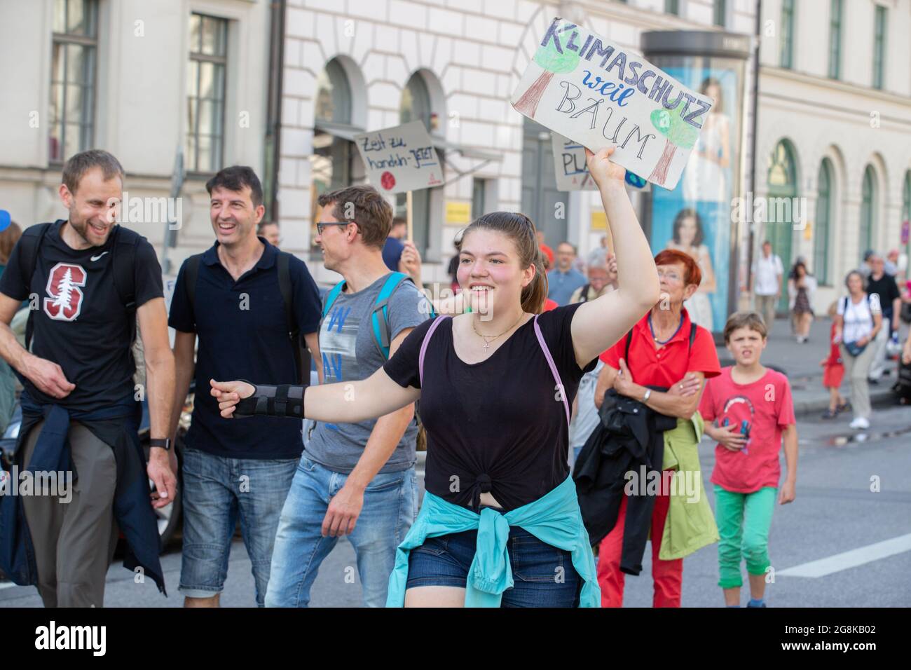 Am 21. Juli haben sich mehr als 10,000 Menschen für eine bessere Klimapolitik demonstriert. Mehr als 40 Verbände haben sich hinter Friday for future gestellt und die Demo mitorganiert. (Foto de Alexander Pohl/Sipa USA) Crédito: SIPA USA/Alamy Live News Foto de stock