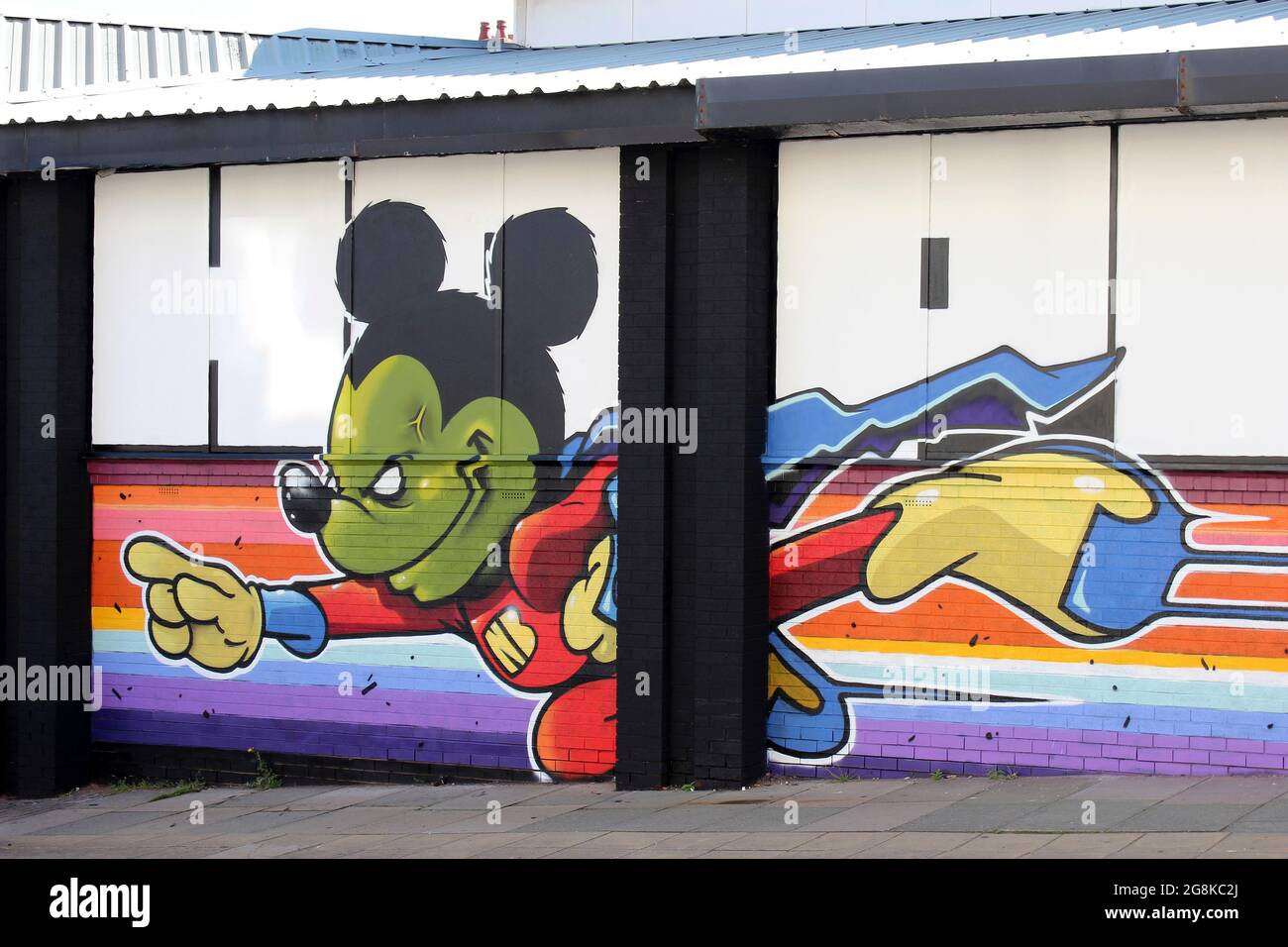 Mickey Mouse mural de exceso de velocidad en el sitio del antiguo supermercado, New Brighton, Wirral Foto de stock