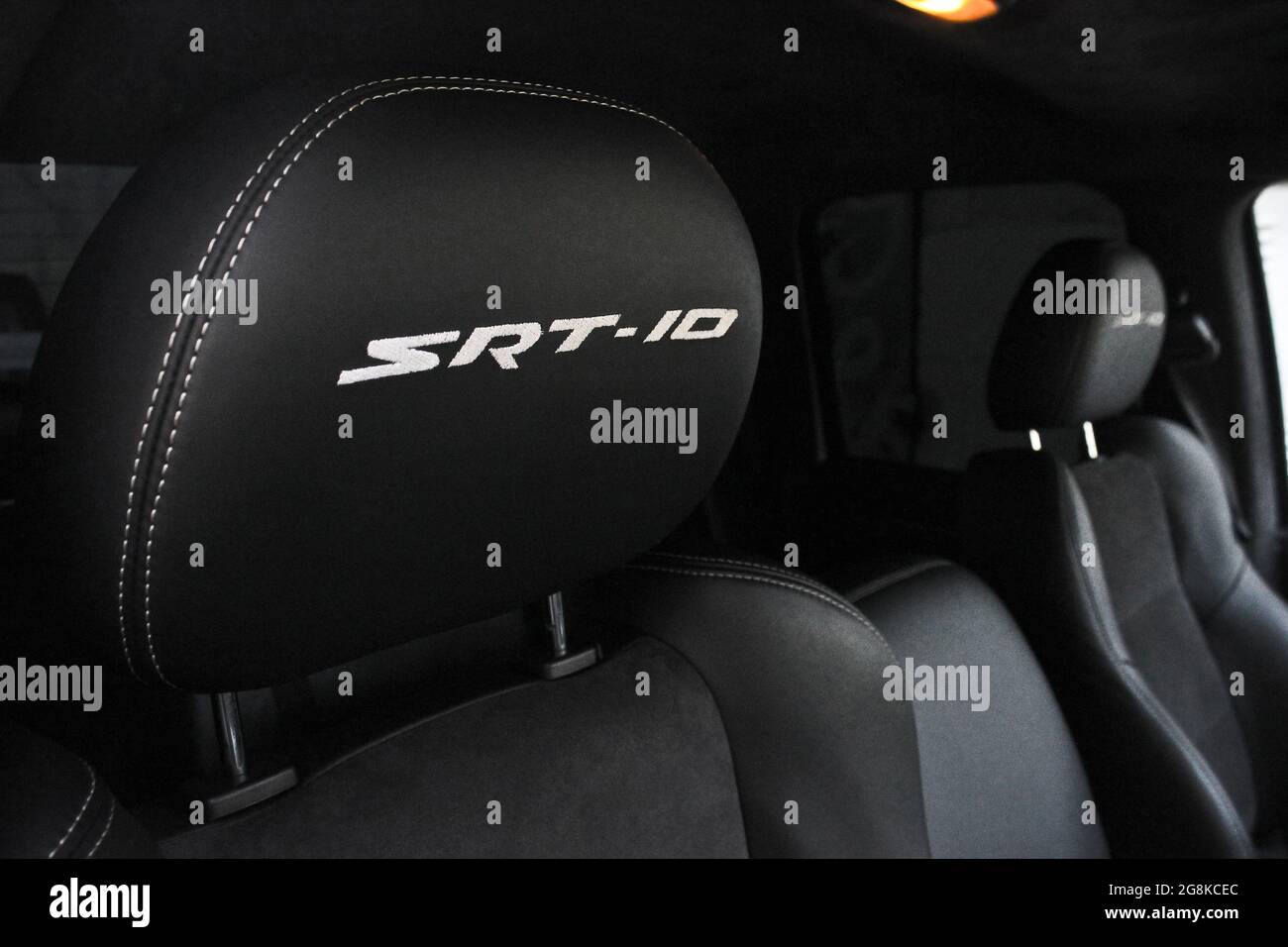 Kiev, Ucrania - 3 de abril de 2014: Dodge Ram SRT-10. Servicio de lujo  interior de coches. Detalles del interior del vehículo Fotografía de stock  - Alamy