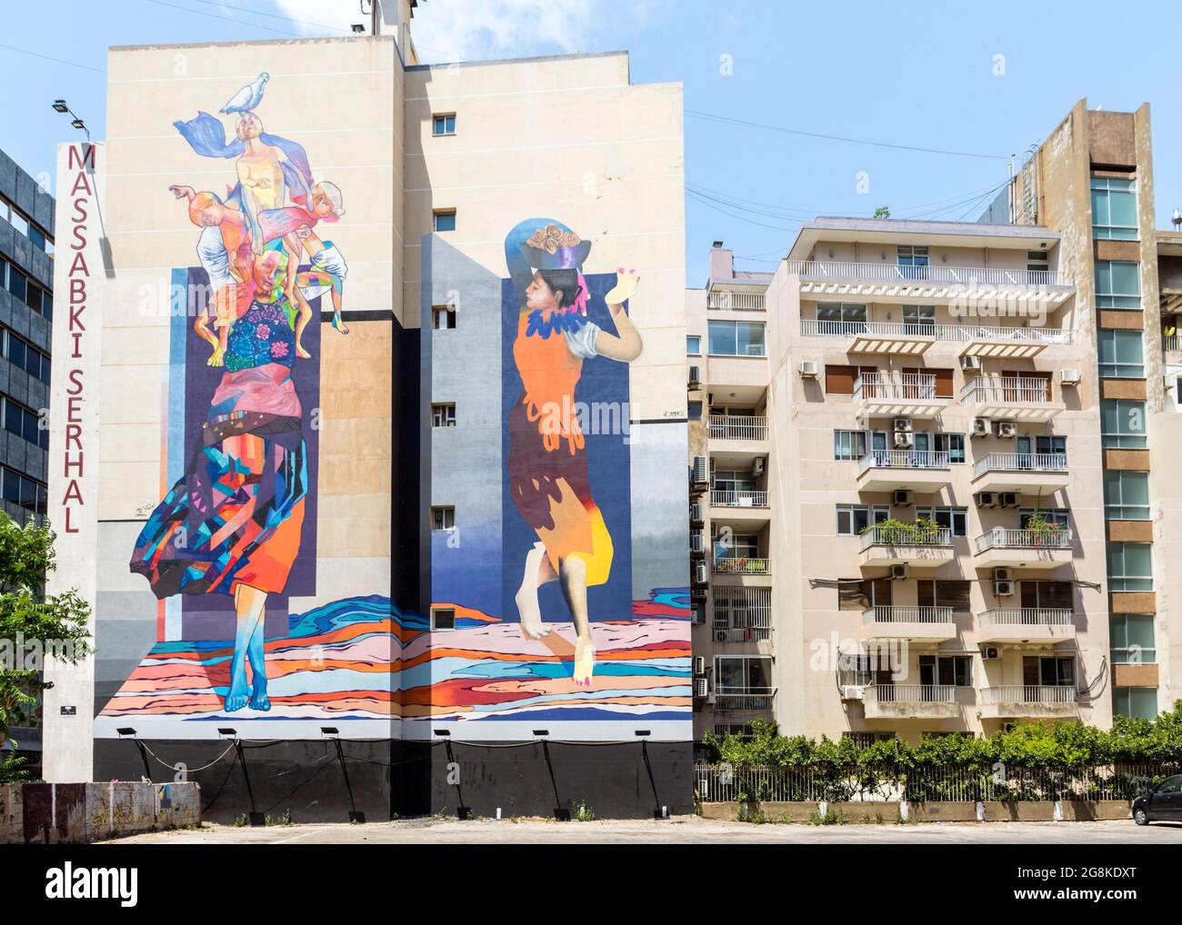 Mural colorido en la calle Hamra de los artistas libaneses Elias Zaarour y Karim Tamerji, parte del proyecto Arte del Cambio de la ONG Ahla Fawda, Beirut, Líbano Foto de stock